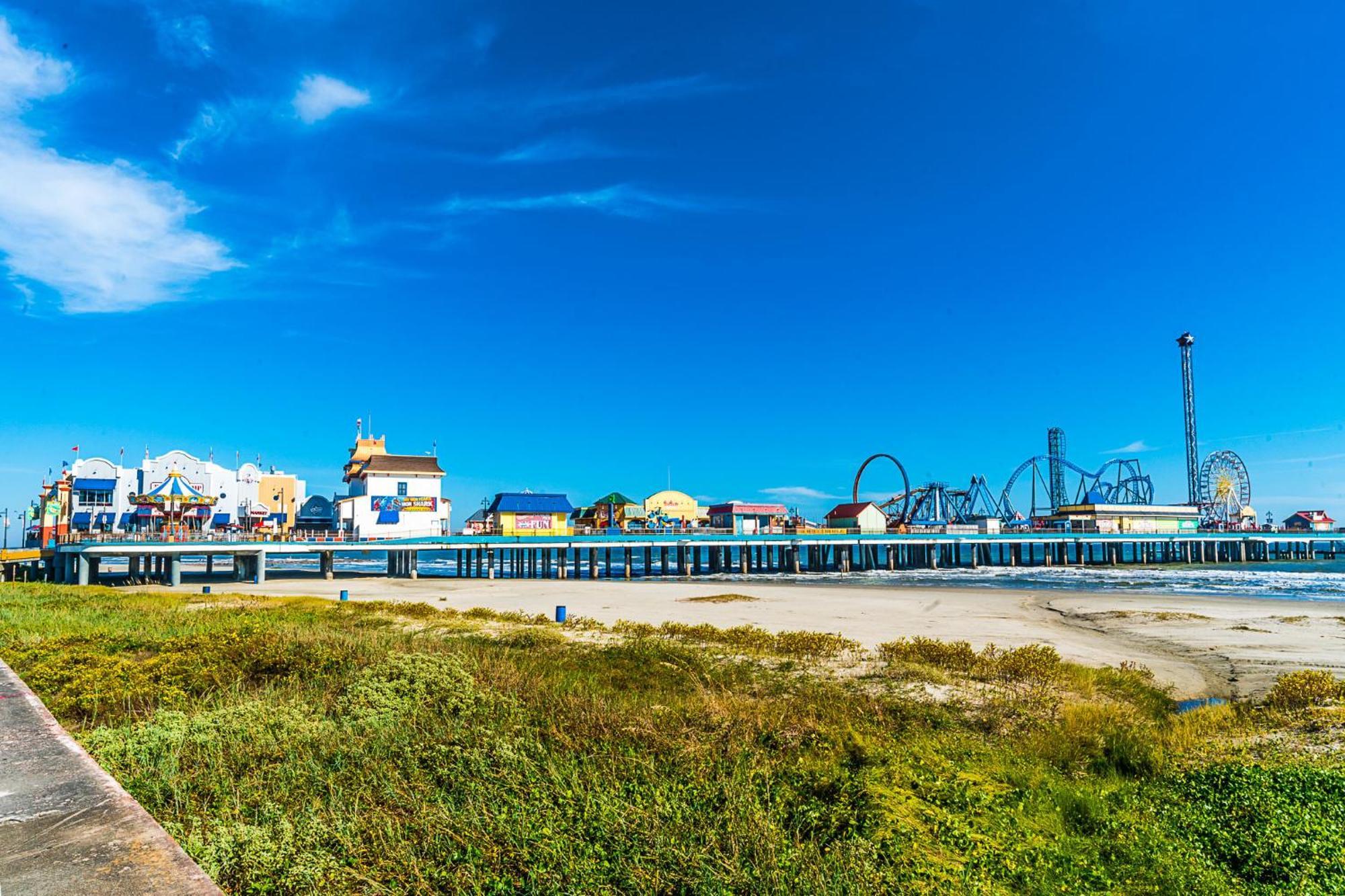 Beachside Paradise Retreat With Luxury Villa Galveston Exterior photo